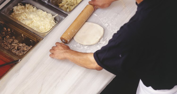 Dejar reposar la masa antes de formar la pizza te ayudará a que mantenga su forma.