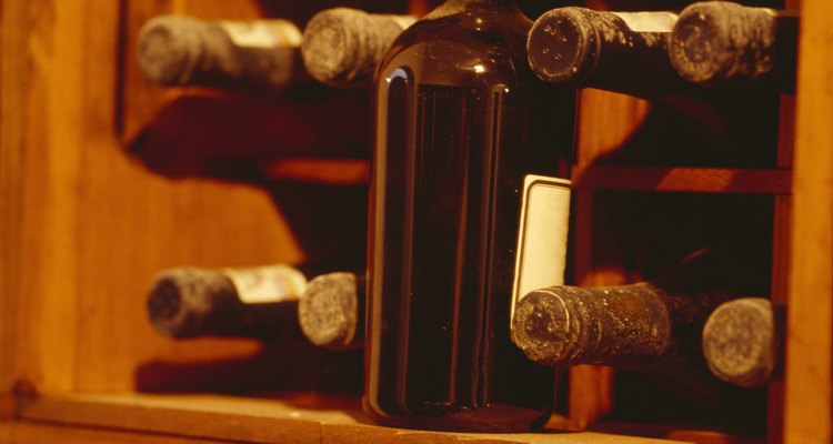 Un estante de vino almacena de forma segura las botellas de vino.