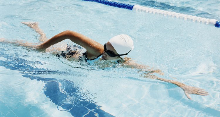 Retire a água da cobertura da piscina