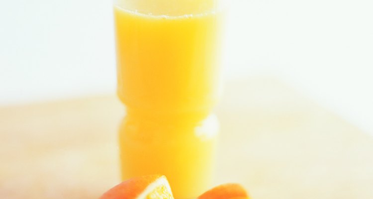 Aprecie um copo de suco de tangerina no café da manhã