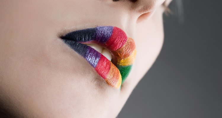 Un color neón brillante es ya de por sí salvaje, por lo tanto, nunca combines tus labios color neón con tu ropa.