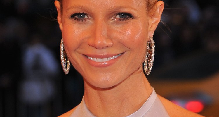 Gwyneth Paltrow usa aretes en argolla para suavizar su mandíbula cuadrada mientras asiste al Met Costume Institute Gala 2012 en New York City.