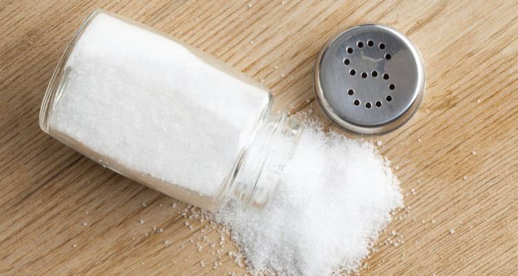 Os átomos de sal na água não formam mais um composto iônico