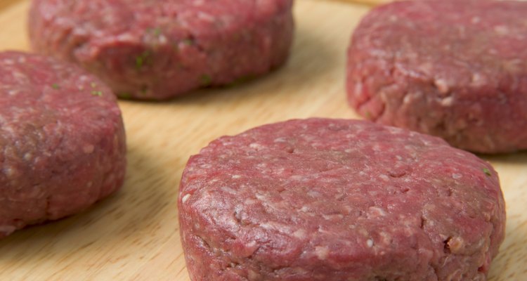 Una libra (454 g) de carne molida hará unas cuatro o cinco hamburguesas.
