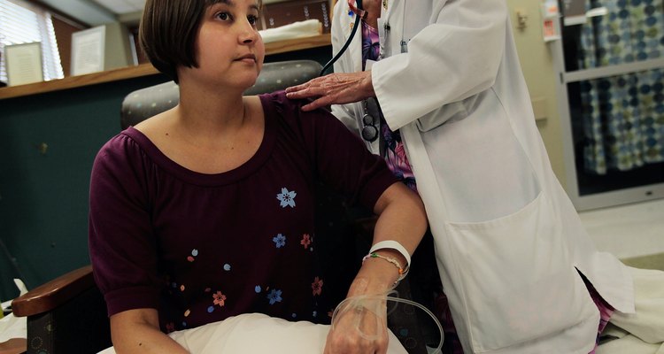 Os efeitos colaterais aparecem de acordo com a dose administrada e o estado de saúde geral do paciente