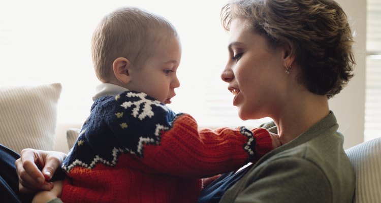 La primera y más fácil forma de enseñar buena habla es hablar con tu hijo.