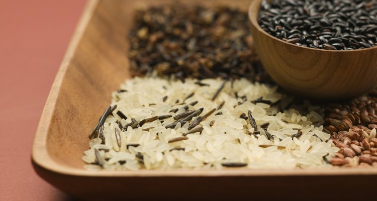 É fácil transformar o arroz integral cru em flocos de arroz