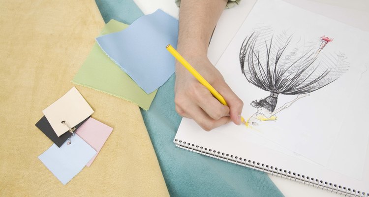 Aprender a esboçar irá permitir que você transfira suas ideias de roupas para o papel