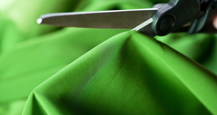 Meça a calça e a tira de nylon cuidadosamente antes de cortá-los