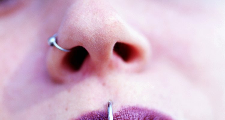 Mulher com piercing tipo argola no nariz e no lábio superior