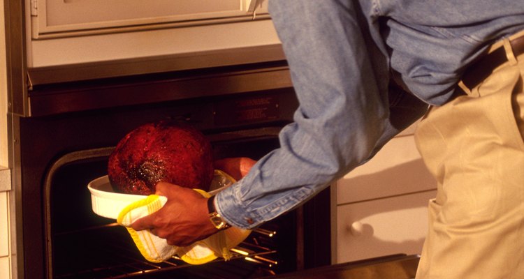 Retira el jamón del horno cuando la temperatura interna llegue a 160° F (71° C)