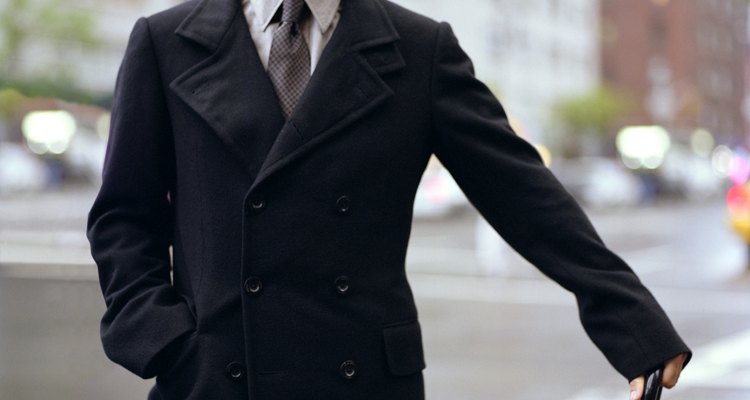 Los trajes y accesorios formales son básicos en un guardarropa.