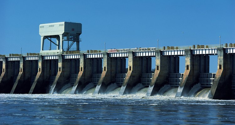 El agua crea energía que puede ser convertida en electricidad.