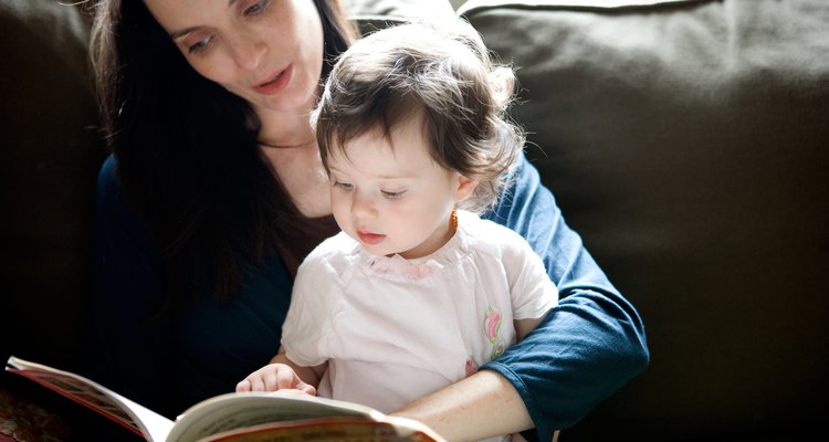 Las experiencias positivas de lectura fomentan las habilidades de alfabetización de un niño pequeño.