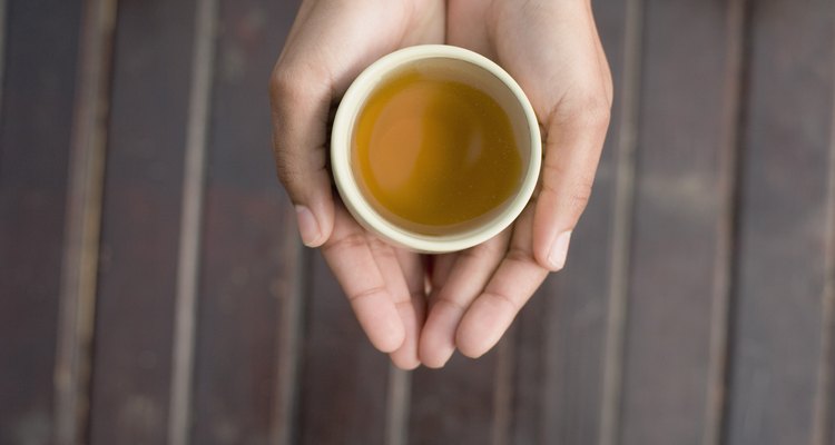 Como fazer um chá medicinal para um cão doente
