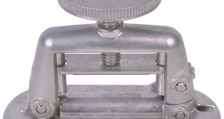 Los tornillos de banco de ingeniero también son conocidos como tornillos de banco de metalurgia y son fabricados típicamente de hierro o acero.