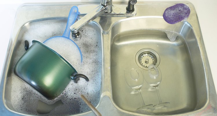 No utilices agua demasiado caliente en recipientes de plástico.