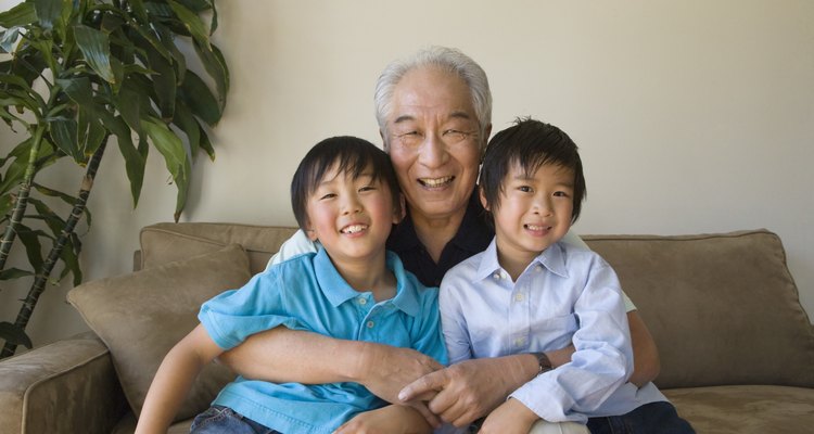 Los niños a esta edad se entretienen fácilmente con las cosas pequeñas, que pueden compartir con sus abuelos.