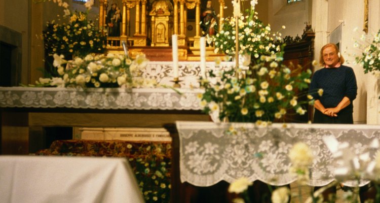 Las flores del altar ayudan a llamar la atención en la parte delantera de la iglesia.