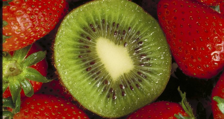 Combina frutillas y kiwi en una bebida saludable y baja en calorías.