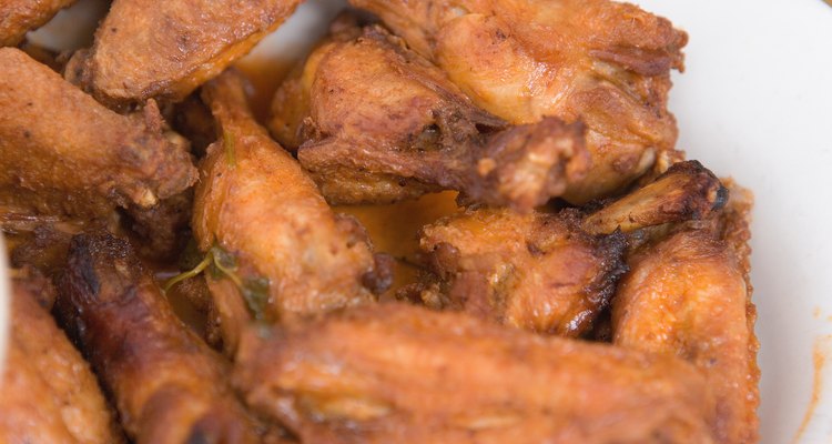 Asas de frango fritas são ótimos aperitivos