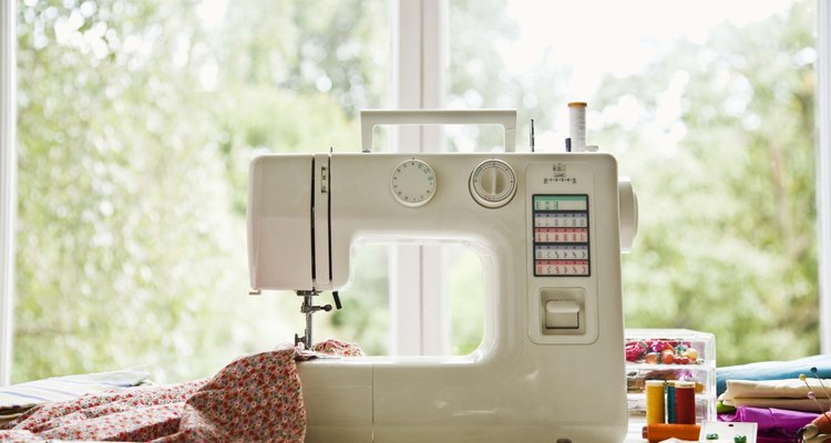Con las agujas e hilos correctos, las máquinas de coser de casa pueden coser lonas.