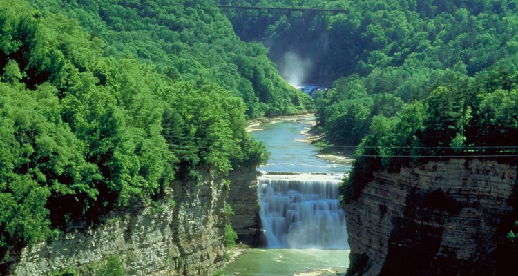 Las aguas se precipitan desde las cataratas medias en el parque estatal Letchworth State Park.