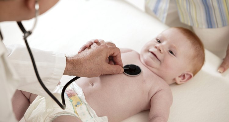 El pediatra atiende desde niños recién nacidos hasta adolescentes.