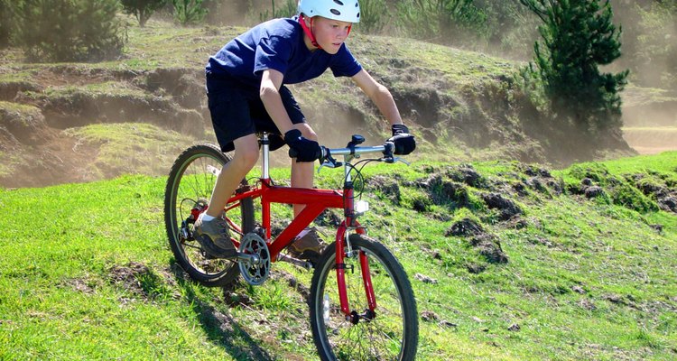 Tanto los pantalones cortos para el ciclismo y bicicleta de montaña pueden tener un forro acolchado para ofrecer comodidad al contacto con la carretera, el terreno y el asiento de tu bicicleta.