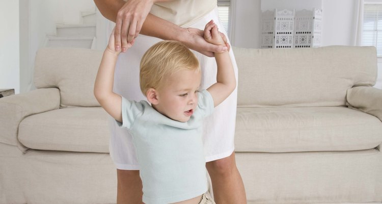 Los juegos físicos desarrollan el control muscular de tu niño.