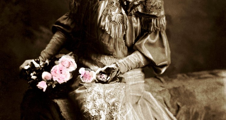 Esta mujer lleva un vestido con una camisa típica victoriana.