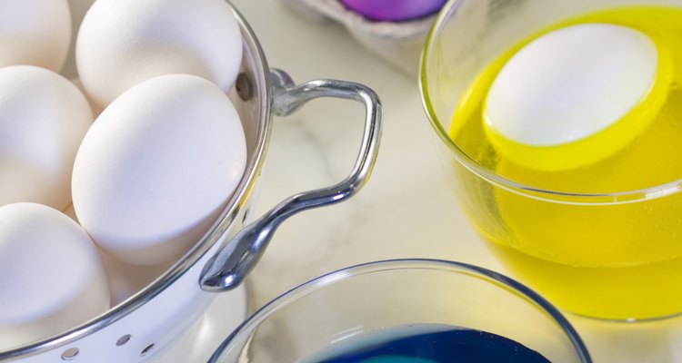 Você provavelmente manchará seus dedos de corante ao colorir ovos