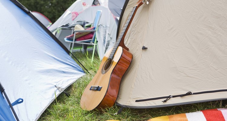 Vai levar o violão pro acampamento? O verniz pode protegê-lo de umidade, calor e riscos