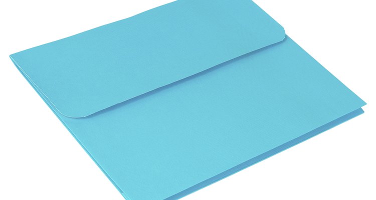 Elije sobres azules para que sean llamativos y respeten la temática.