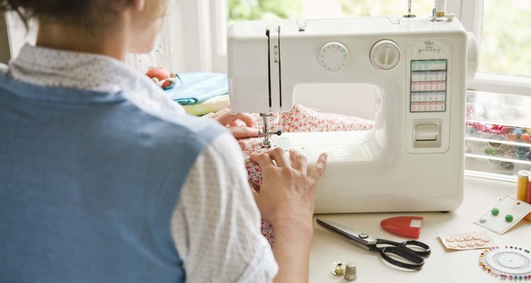 Ajustar a sua máquina de costura para tecidos de malha leva paciência e, às vezes, são necessárias várias tentativas