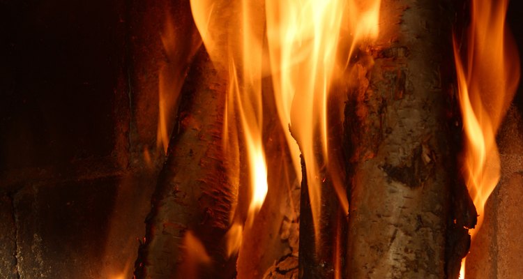 Tome precauções de segurança quando montar uma fogueira em casa