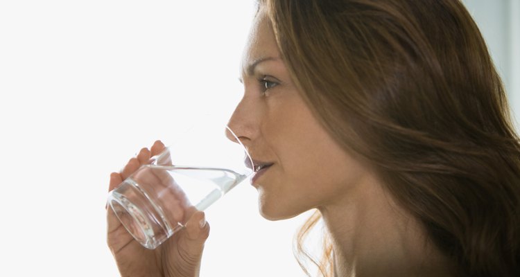 Beba 10 ou mais copos de água de 200 ml para manter seu corpo e pele hidratados