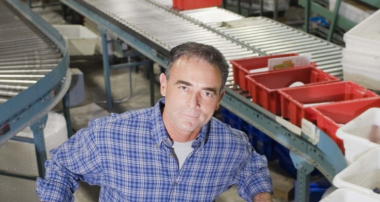 Los empleos en la industria ligera típicamente conllevan una producción que no requiere maquinaria pesada.