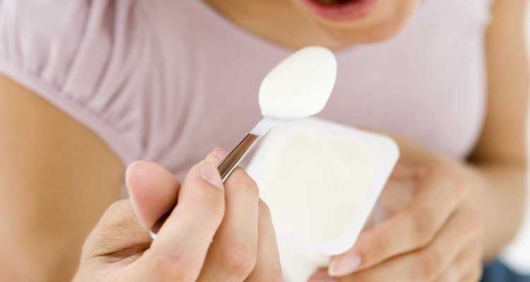 Verifique se o iogurte ainda está bom antes de consumi-lo