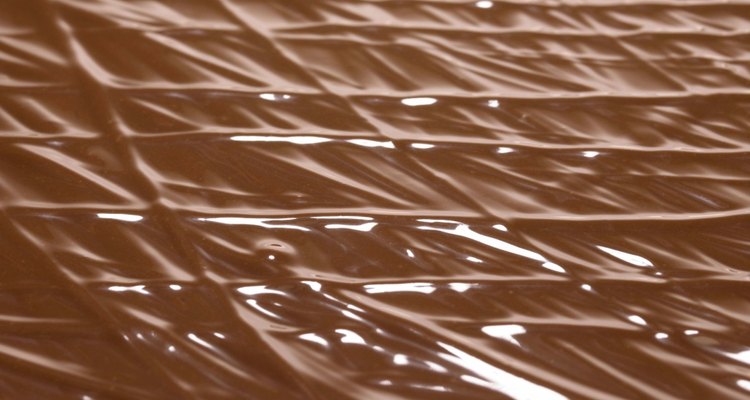 Las serigrafías de manteca de cacao permiten decorar chocolates y pasteles con diseños personalizados comestibles.