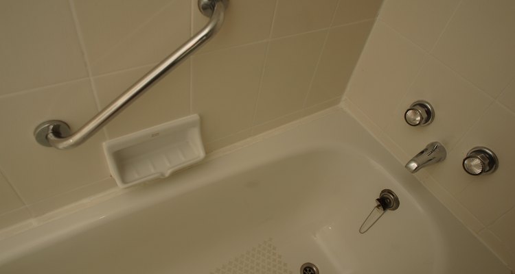 A superfície de uma banheira requer manutenção para continuar com sua melhor aparência