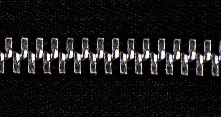 Os dentes do zíper algumas vezes não se alinham adequadamente, fazendo com que o zíper emperre