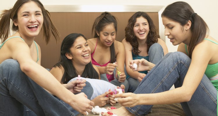 Junto con las palomitas de maíz, el chocolate, el maquillaje y las películas, los juegos de pijamadas añaden diversión tarde a la noche.