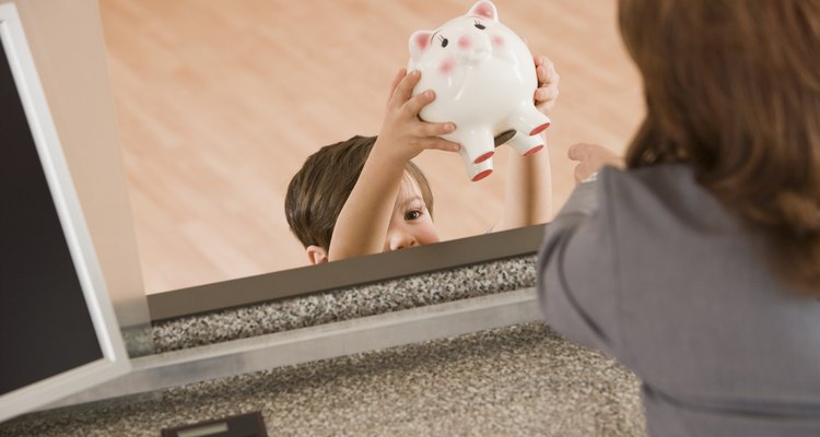Enséñale a tu hijo a ahorrar al menos parte de su mesada.