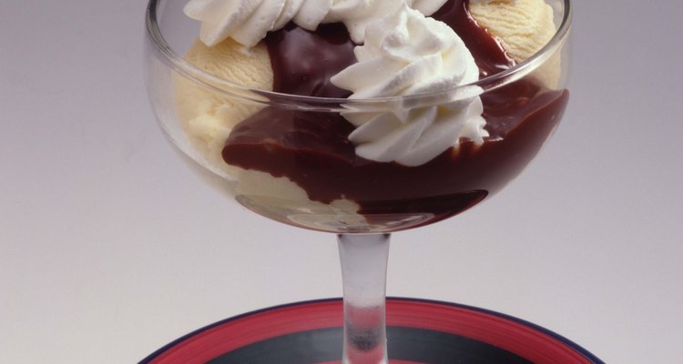 Adorna los postres dulces con crema batida.