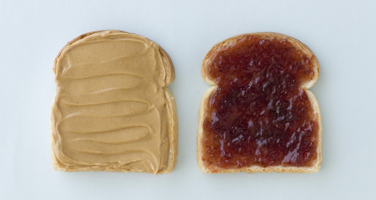 Utiliza las diferentes jaleas para preparar sándwiches para hacer trampas caseras para hormigas.