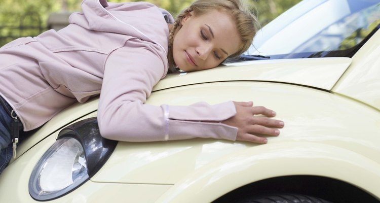 Los pequeños rayones en la superficie del auto no llegan al color base o al metal del auto, pero rasgan la superficie de la capa transparente.