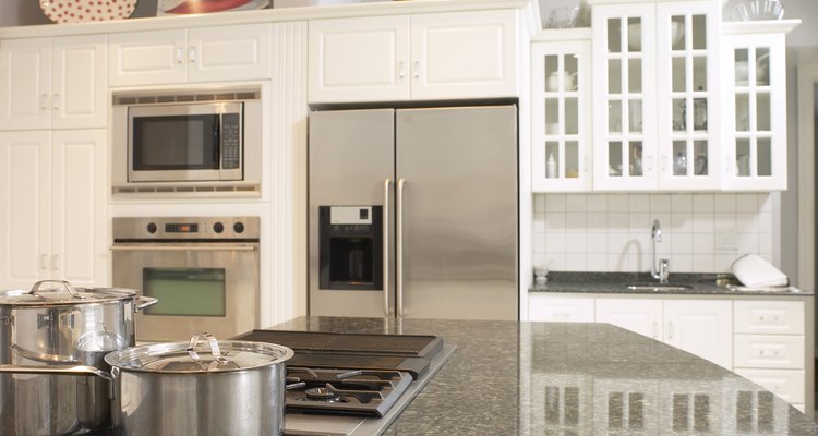 Siempre el blanco es un color seguro para combinar con las superficies de acero inoxidable de la cocina.