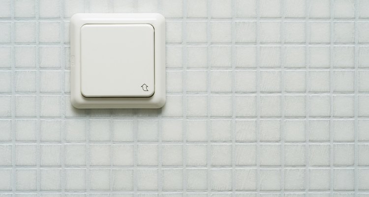 Los botones de drenaje están ubicados en la pared encima de la taza del inodoro.