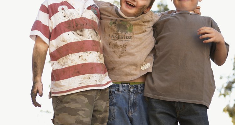 En la niñez intermedia los niños tienden a hacer amistad sobre todo con miembros de su propio género.